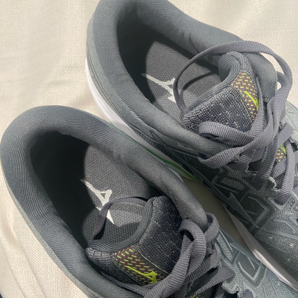 Mizuno Women’s Running Shoes – Size 11.5 – Gray – Excellent Condition - Picture 6 of 10